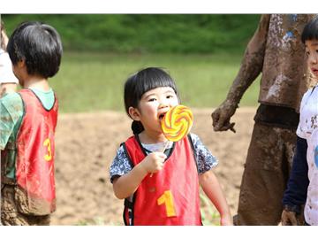 《爸爸去哪兒2》首播 五對(duì)親子爆笑泥地世界杯